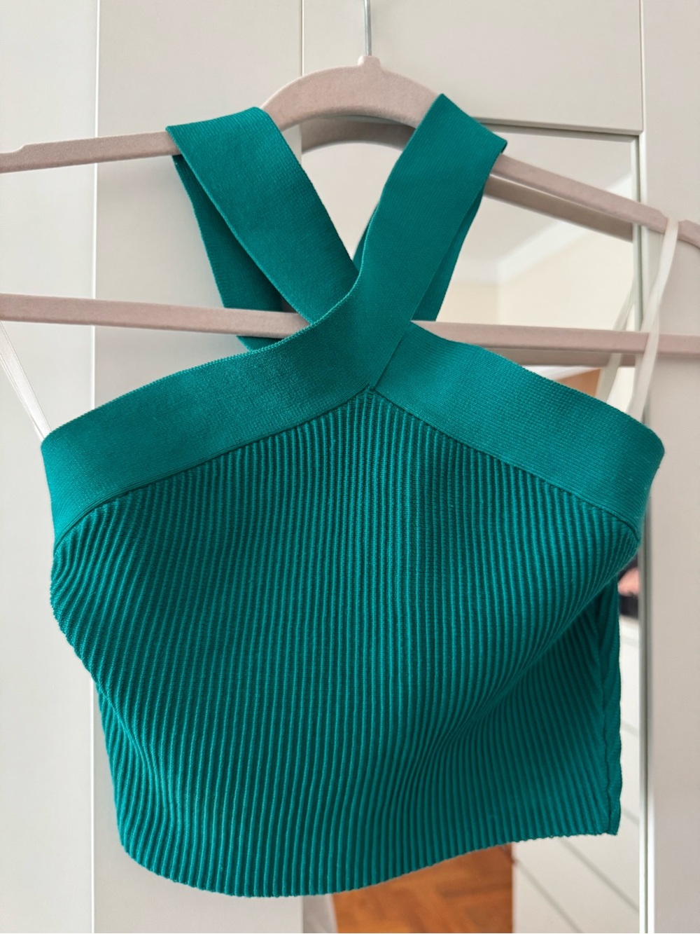 Aritzia Babaton Cross-Back Ribbed Crop Top